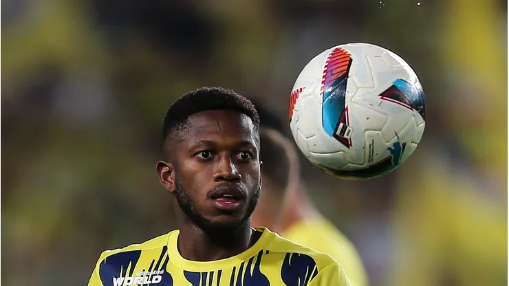Fred em campo com a camisa do Fenerbahçe.