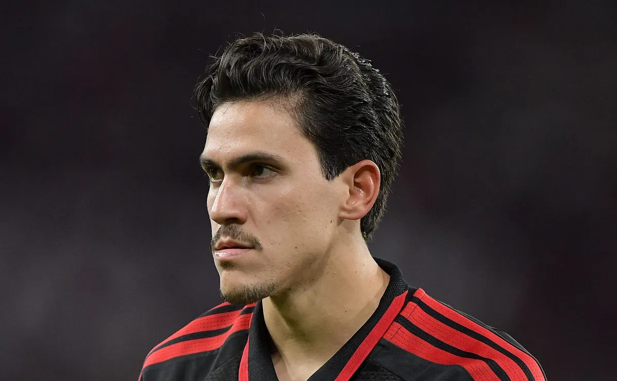 Flamengo agenda reunião com representantes de Pedro e atacante quer um grande reajuste no salário