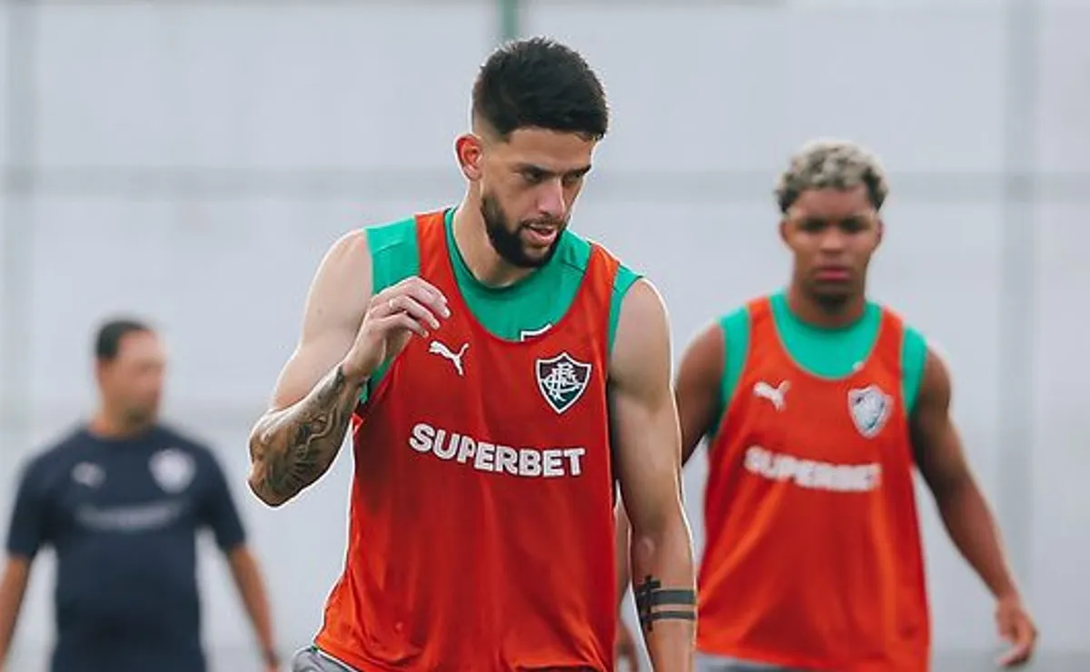 Zagueiro Jemmes retorna aos treinos no Fluminense e deve ficar disponível contra o Vasco