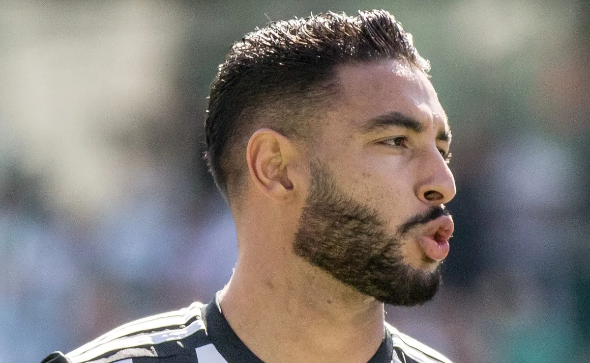 Vasco sinaliza oferta de compra pelo zagueiro Nathan Silva e entra na disputa com o Botafogo