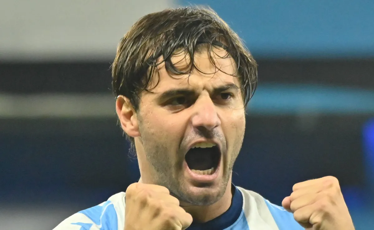 Vasco acerta valores com o Racing e vai assinar com Santiago Sosa até 2029, diz portal