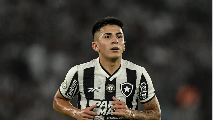 Almada em ação pelo Botafogo