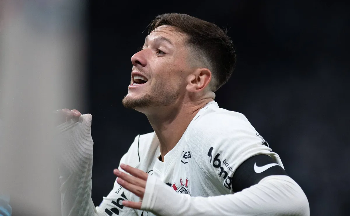 Garro se revolta com gramado, bate boca com dirigentes e clima ferve no vestiário do Corinthians