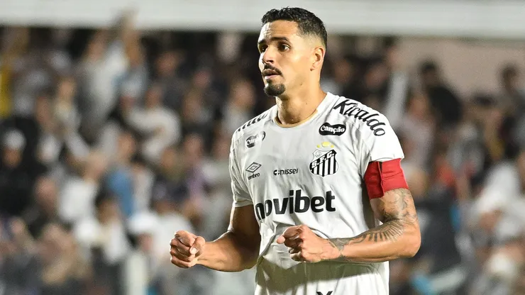Lucas Veríssimo durante partida pelo Santos. Foto: Jota Erre/AGIF