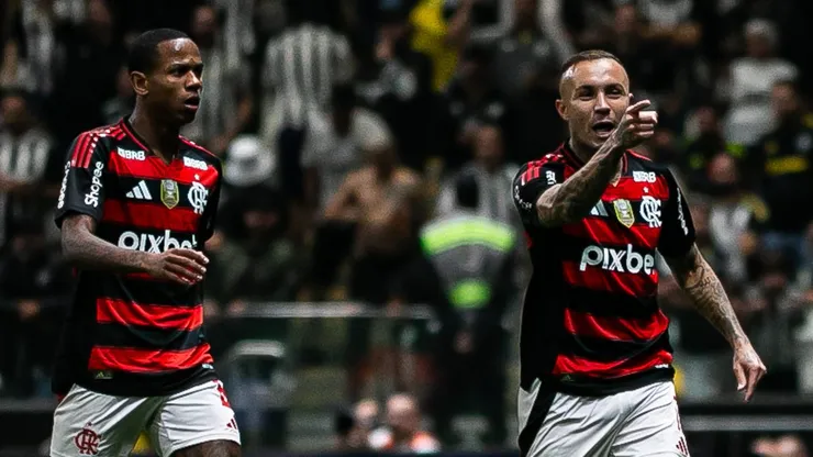 Cebolinha e Wallace Yan, atacantes do Flamengo - Foto: Fernando Moreno/AGIF