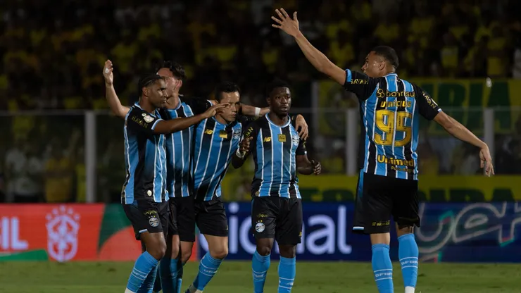 SP - MIRASSOL - 02/08/2026 - COPA DO BRASIL 2026, MIRASSOL X GRÊMIO - Amuzu, jogador do Grêmio comemora seu gol com jogadores do seu time durante partida contra o Mirassol no estádio Jose Maria de Campos Maia pelo campeonato Copa Do Brasil 2026. Foto: Hugo Neves/RP FOTOPRESS/AGIF