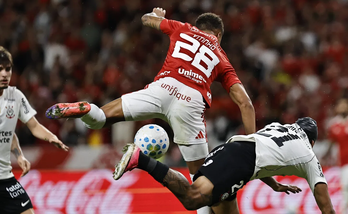 Corinthians sofre apagão na etapa final, perde para o Inter e se complica na Copa do Brasil