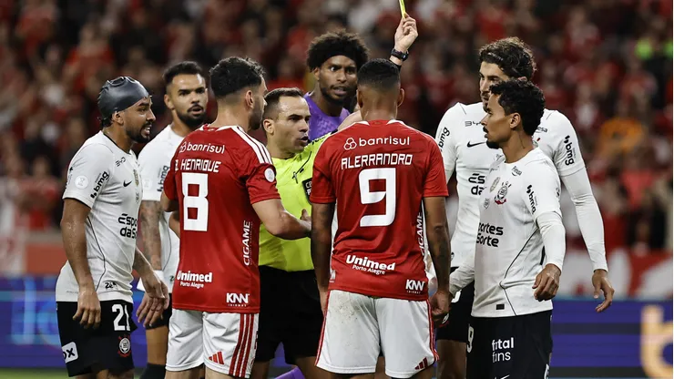 - O arbitro Alex Gomes Stefano durante partida entre Internacional e Corinthians no estadio Beira-Rio pelo campeonato Copa Do Brasil 2026.