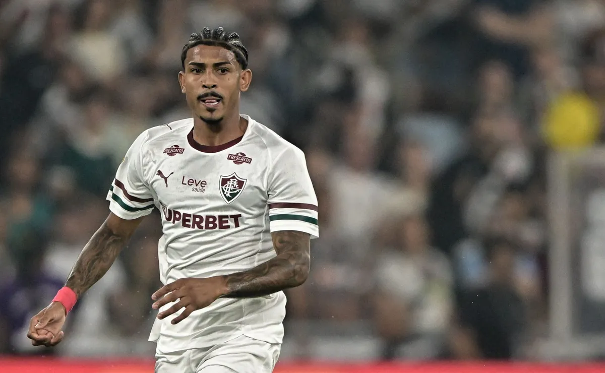 John Kennedy reúne trunfos e desbanca Hulk na disputa por vaga no Fluminense