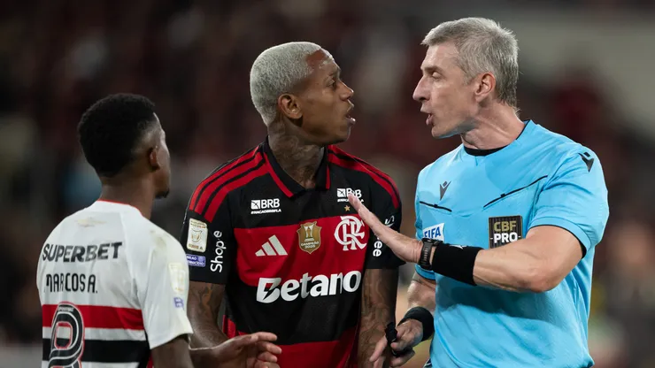 - Wallace Yan jogador do Flamengo discute com arbitro Anderson Daronco