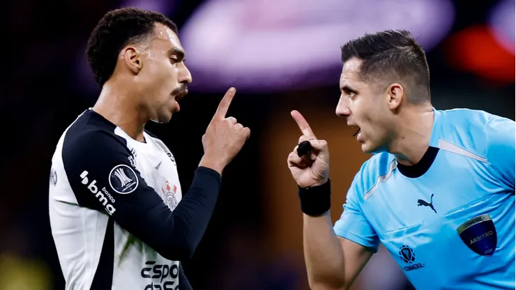 Corinthians acusa árbitro Alex Stefano de intimidar Matheuzinho em confusão contra Inter