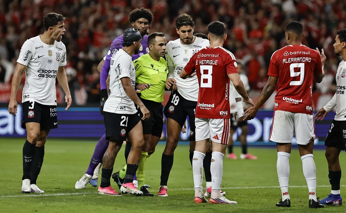 Corinthians avalia reclamação formal após nova polêmica com arbitragem contra o Internacional
