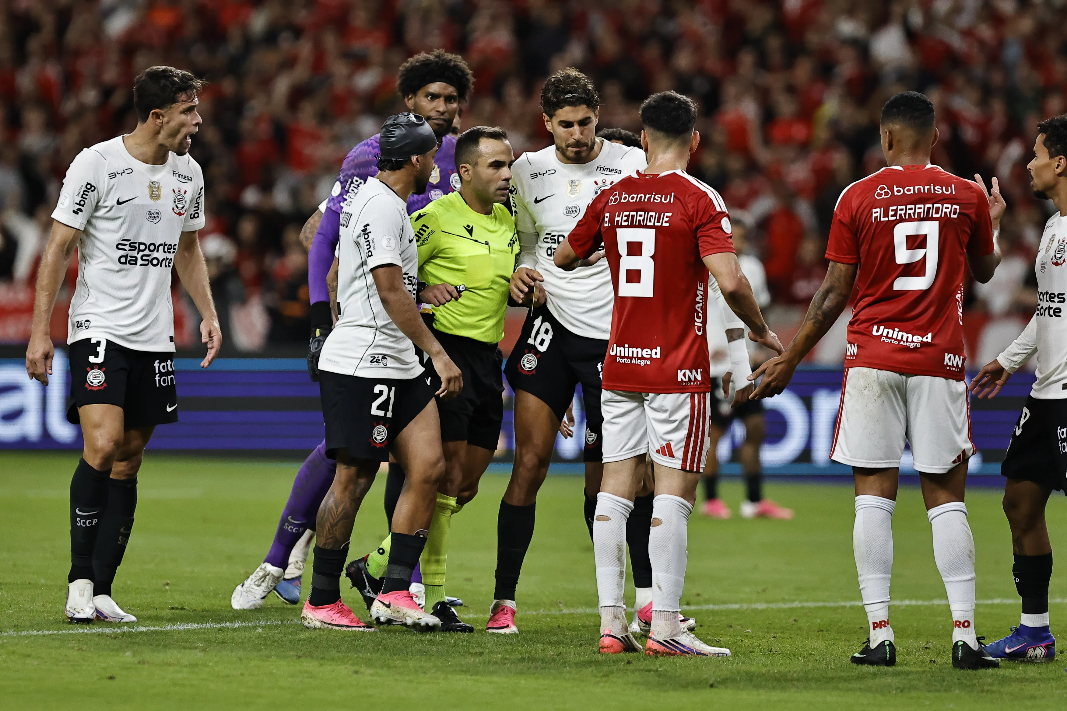 Alex Stefano foi alvo de confusão entre Corinthians e Internacional, no Beira-Rio, pela Copa do Brasil – Foto: Roberto Vinicius/AGIF