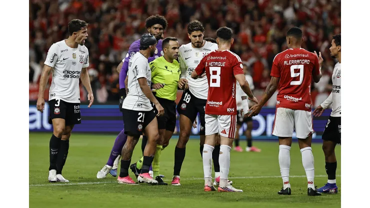RS - PORTO ALEGRE - 02/08/2026 - COPA DO BRASIL 2026, INTERNACIONAL X CORINTHIANS - O arbitro Alex Gomes Stefano durante partida entre Internacional e Corinthians no estadio Beira-Rio pelo campeonato Copa Do Brasil 2026. Foto: Roberto Vinicius/AGIF