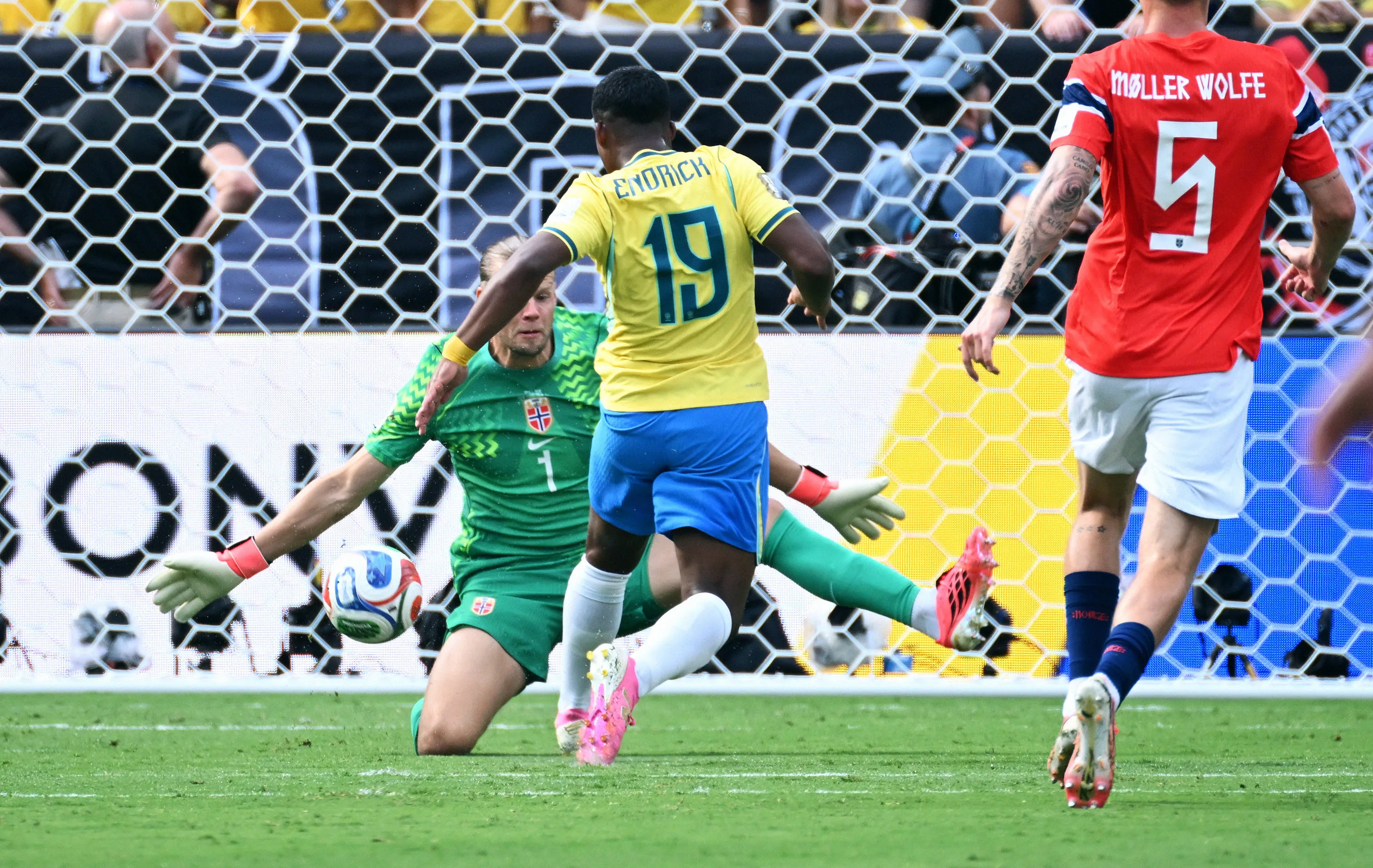 Chance desperdiçada por Endrick contra a Noruega, para muitos, virou símbolo da queda do Brasil na Copa – Foto: IMAGO / Uwe Kraft