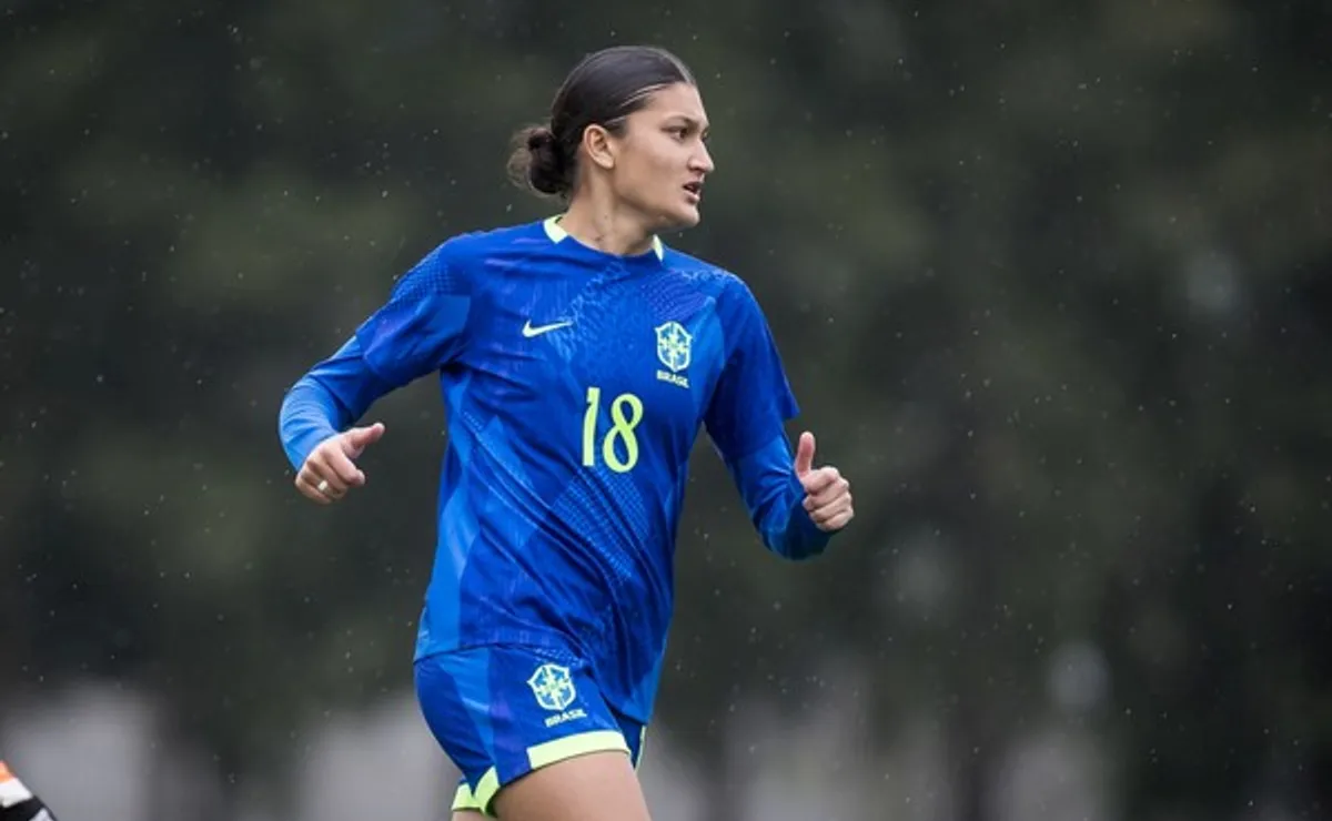 Promessa do futebol feminino quase desistiu do sonho e hoje mira Seleção Brasileira principal