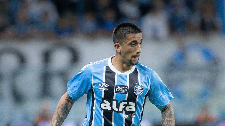 Cristian Olivera em campo com a camisa gremista.