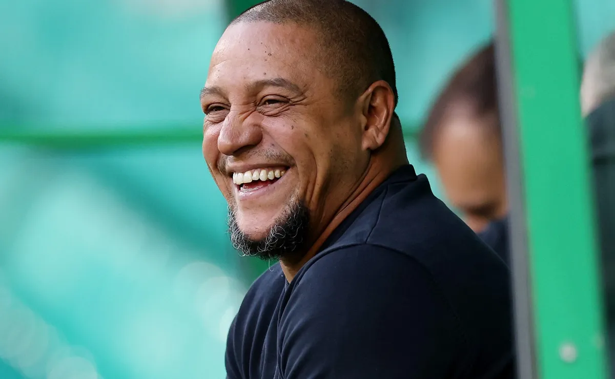 Roberto Carlos marca presença em leilão de Neymar e se declara ao Santos: “Meu time desde pequeno”