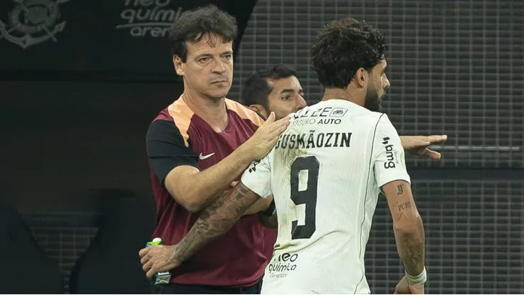 Fernando Diniz está "quebrando a cabeça" no Corinthians.
