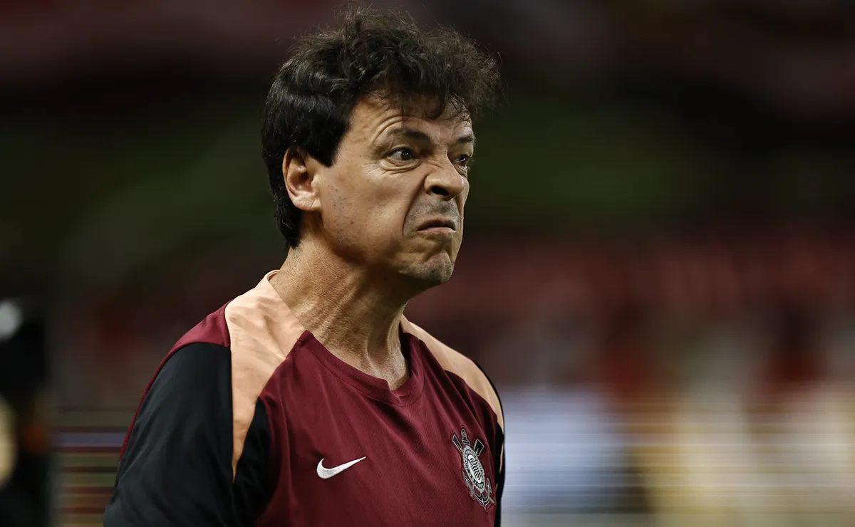 Fernando Diniz, do Corinthians, é absolvido pelo STJD após receber denúncia pelo tapa no braço de Jadson