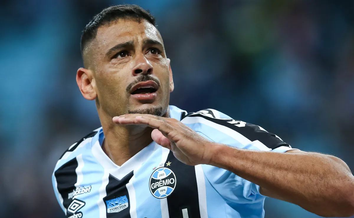 Diego Souza enfrenta cena inusitada em apresentação como técnico do Joinville; veja o que aconteceu