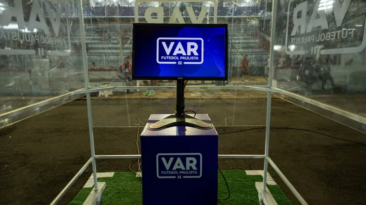 O VAR chegou , mas apenas evidenciou o despreparo da arbitragem. Foto: Joisel Amaral/AGIF