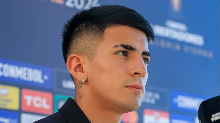 Thiago Almada em entrevista pelo Botafogo.