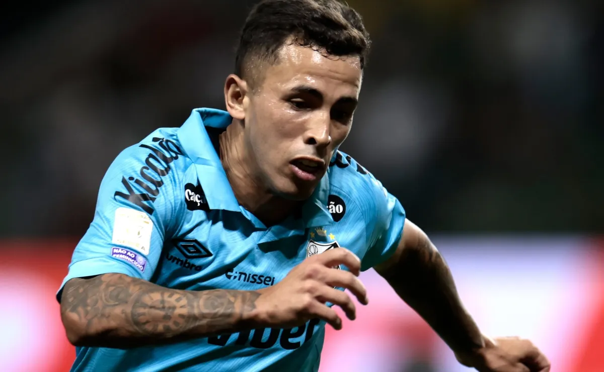 Cuca testa Santos no esquema 4-4-2 e Christian Oliva deve ser titular contra o Remo