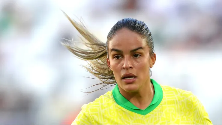 Gabi Nunes em campo pela Seleção Brasileira.