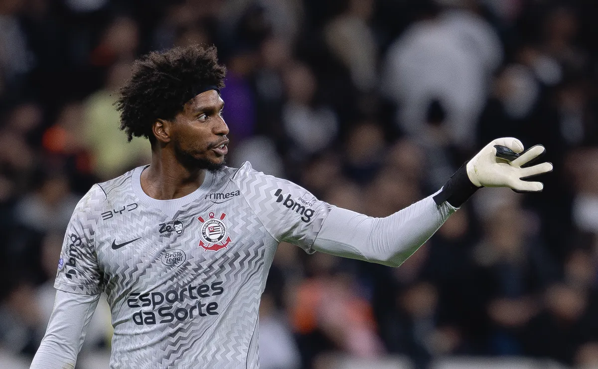 Corinthians denuncia racismo contra Hugo Souza e cobra investigação da Conmebol