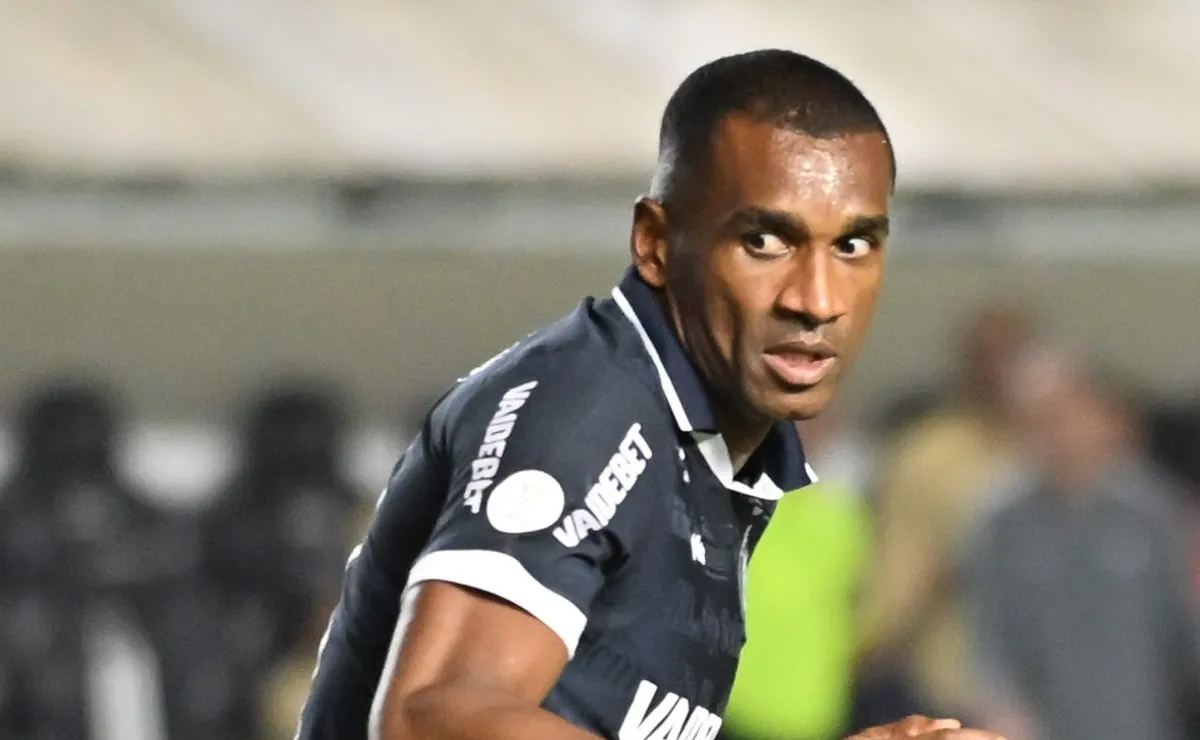 Daronco expulsa Marllon em Remo x Santos após recomendação do VAR e lance gera polêmica