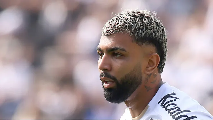 Gabigol em campo com a camisa do Peixe.