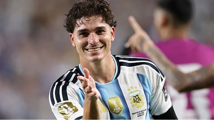 Barça lança estratégia para contar com o argentino Álvarez - (Photo by Carl Recine/Getty Images)