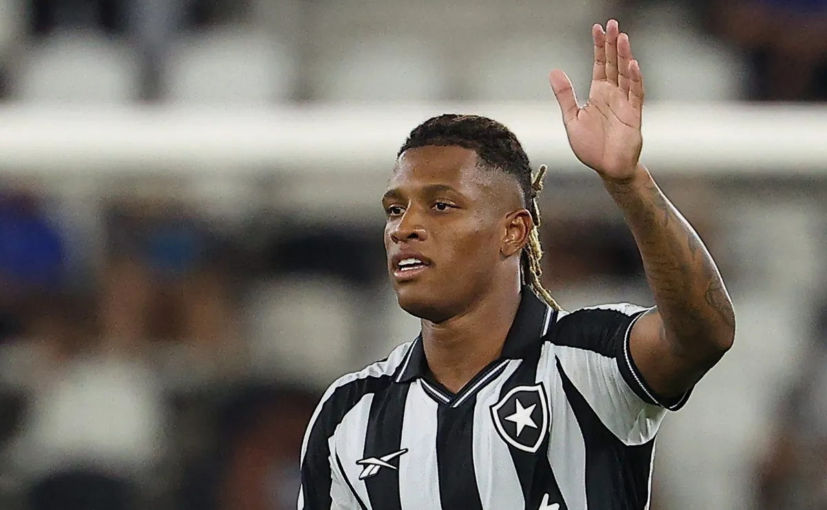 OPINIÃO: Fica ou sai? Futuro em aberto de Danilo deixa permanência no Botafogo incerta