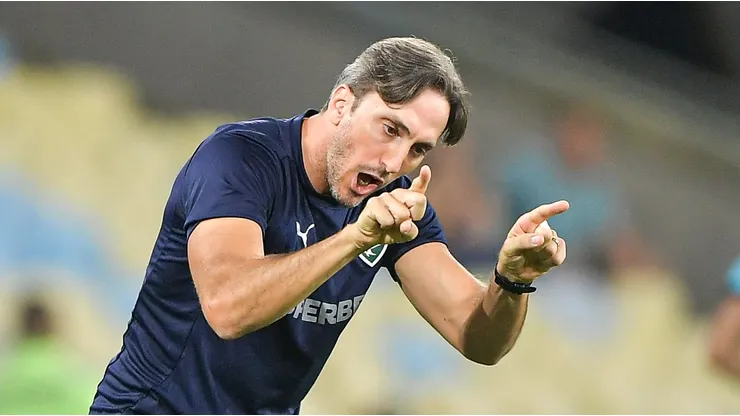 Luis Zubeldía vai com força máxima no clássico.