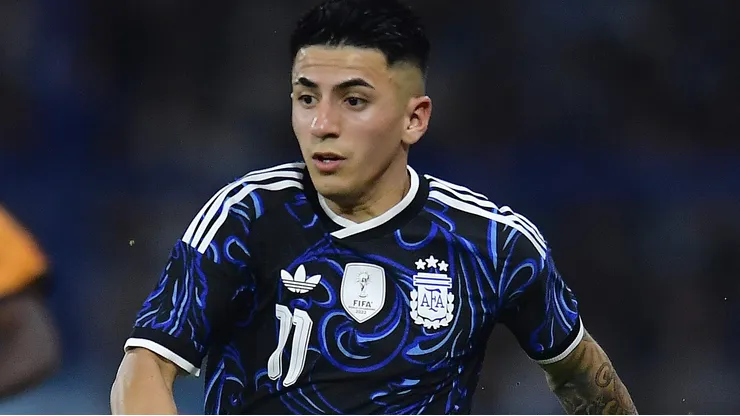 Thiago Almada em campo pela Seleção da Argentina.