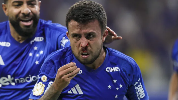 Matheus Henrique sangrou após marcar gol para o Cruzeiro.