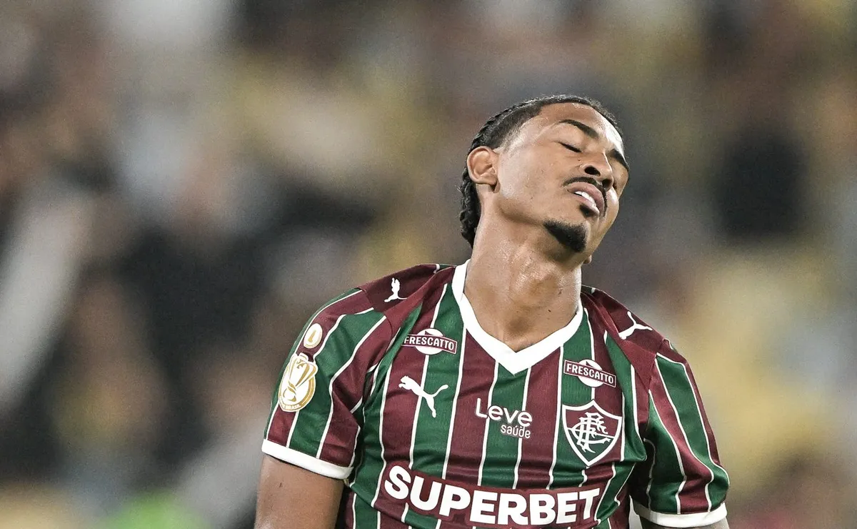 Kennedy para em Léo Jardim, e Fluminense é eliminado para o Vasco na Copa do Brasil
