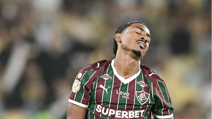 Kennedy em campo durante jogo no Maracanã.