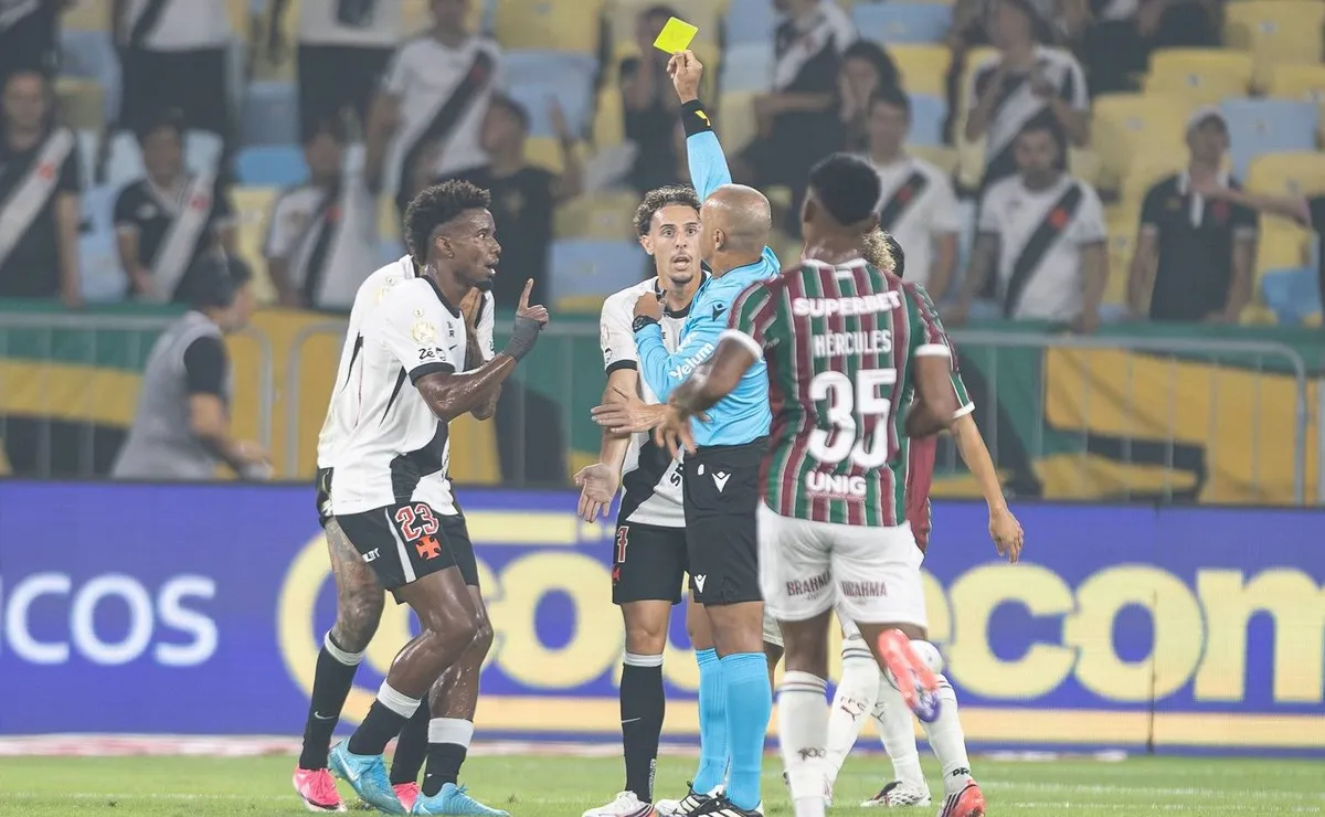 John Kennedy joga bola em Cuiabano e irrita jogadores do Vasco na Copa do Brasil