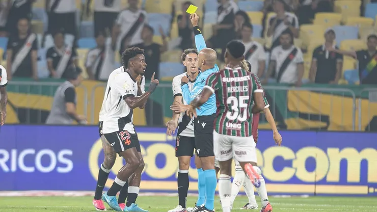 Jogadores do Vasco cobraram o árbitro Wilton Pereira Sampaio. Foto: Pedro Henrique de Almeida/IMAGO/Sports Press Photo