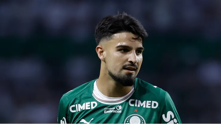 Flaco López em campo pelo Verdão.
