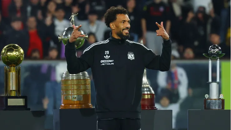 SANTIAGO, CHILE - AUGUST 5:Cabo Verde's goalkeeper Vozinha greets his fans during his presentation at Estadio Monumental David Arellano on August 5, 2026 in Santiago, Chile. (Photo by Marcelo Hernandez/Getty Images)