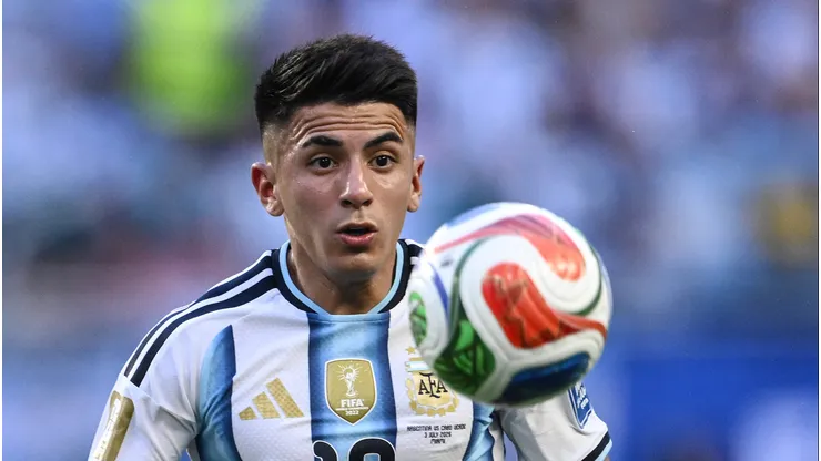 Thiago Almada com a camisa da Argentina na Copa do Mundo. Foto: IMAGO / Gribaudi/ImagePhoto