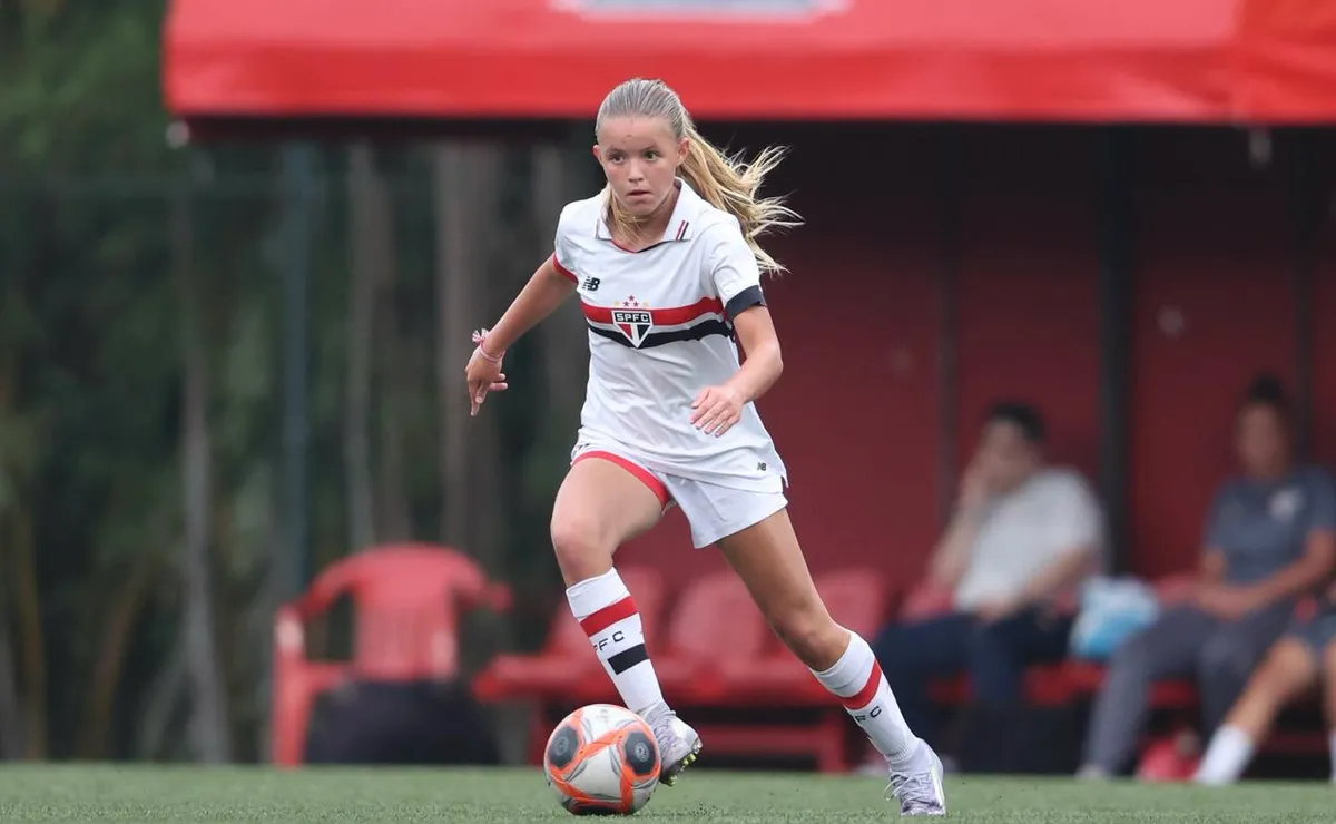 Júlia Correia acelera evolução no São Paulo e desponta como promessa do futebol feminino