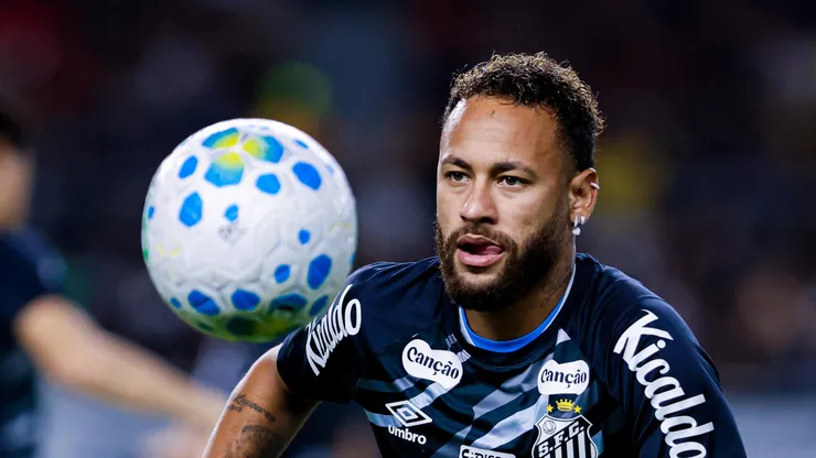 Neymar em campo com a camisa do Peixe. Foto: Fernando Torres/AGIF.