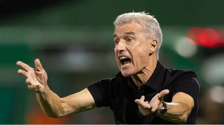Luís Castro vai seguir no comando do Grêmio.
