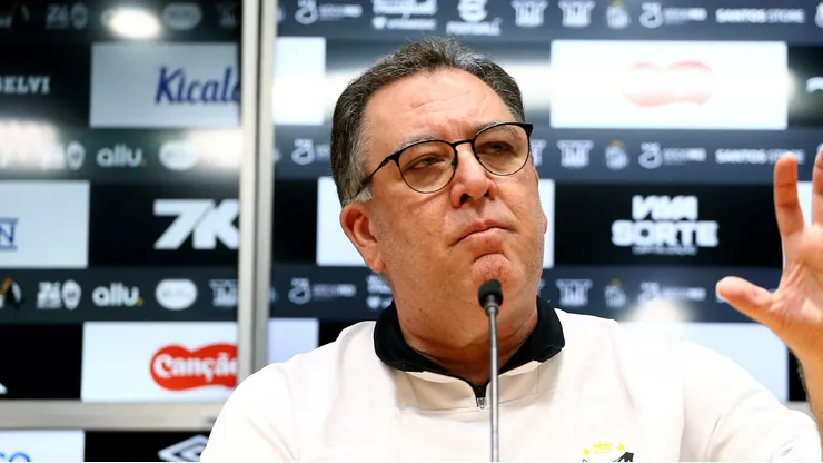 Marcelo Teixeira durante entrevista na Vila Belmiro.