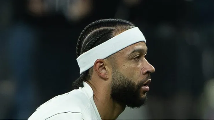 Depay em campo pelo Corinthians.