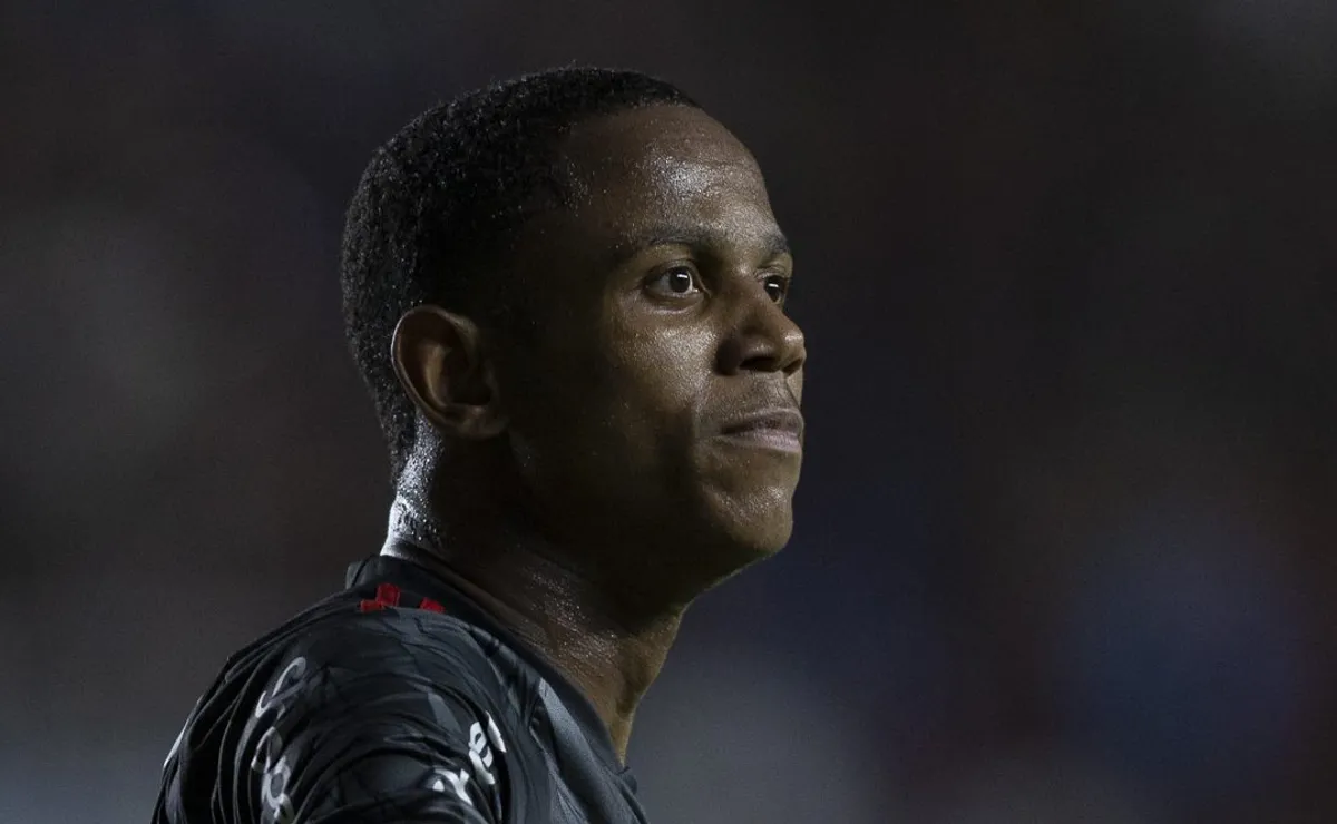 Flamengo faz jogo duro para liberar Wallace Yan após interesse do Bragantino em empréstimo